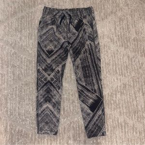 Lululemon black/white Joggers